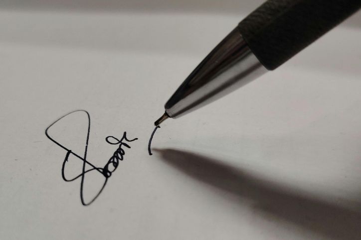 Signature , présentation d'un courrier envoyé aux institutions